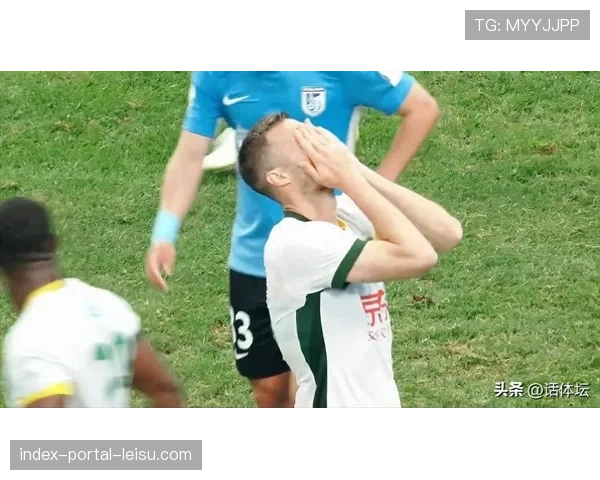 特写:关键点球罚失后,年轻球员掩面跪地,队长上前安慰 特写:关键点球罚失后,年轻球员掩面跪地,队长上前安慰