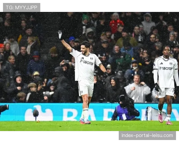 赛前信息:富勒姆主力前锋劳尔-希门尼斯累计黄牌停赛,将缺席本轮。 赛前信息:富勒姆主力前锋劳尔-希门尼斯累计黄牌停赛,将缺席本轮。