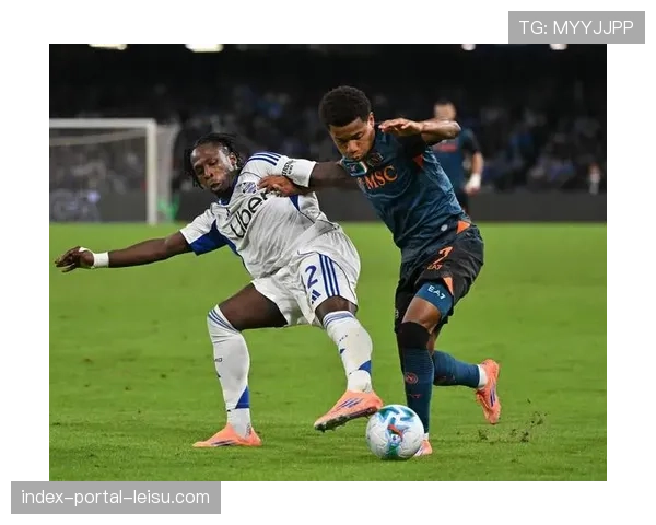 转播画面显示,那不勒斯教练组实时查看平板电脑上的球员实时跑动热区图 转播画面显示,那不勒斯教练组实时查看平板电脑上的球员实时跑动热区图